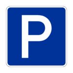 Ein blaues quadratisches Schild mit einem weißen Buchstaben „P“ in der Mitte, das einen Parkplatz anzeigt.
